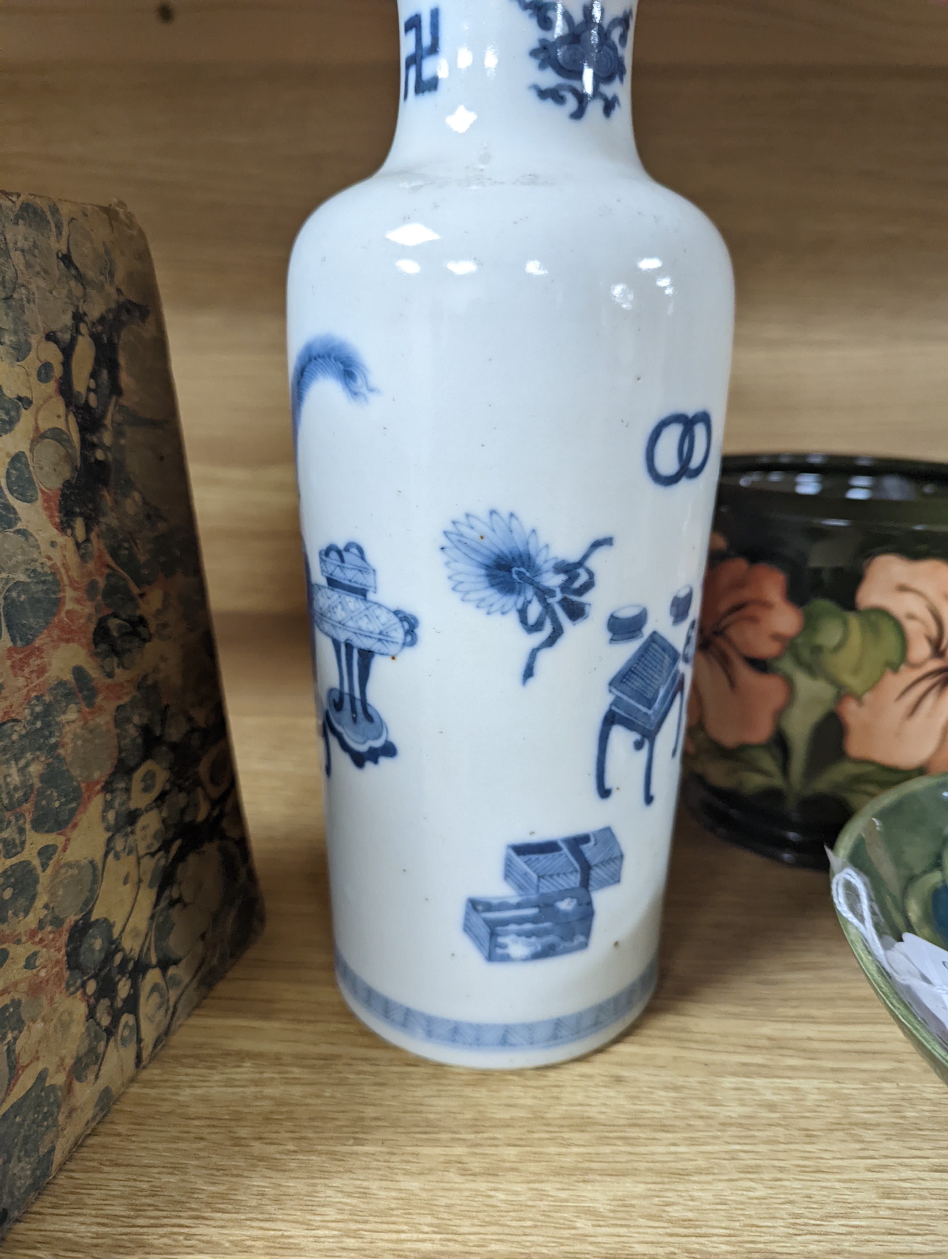 A Chinese blue and white vase 26cm
